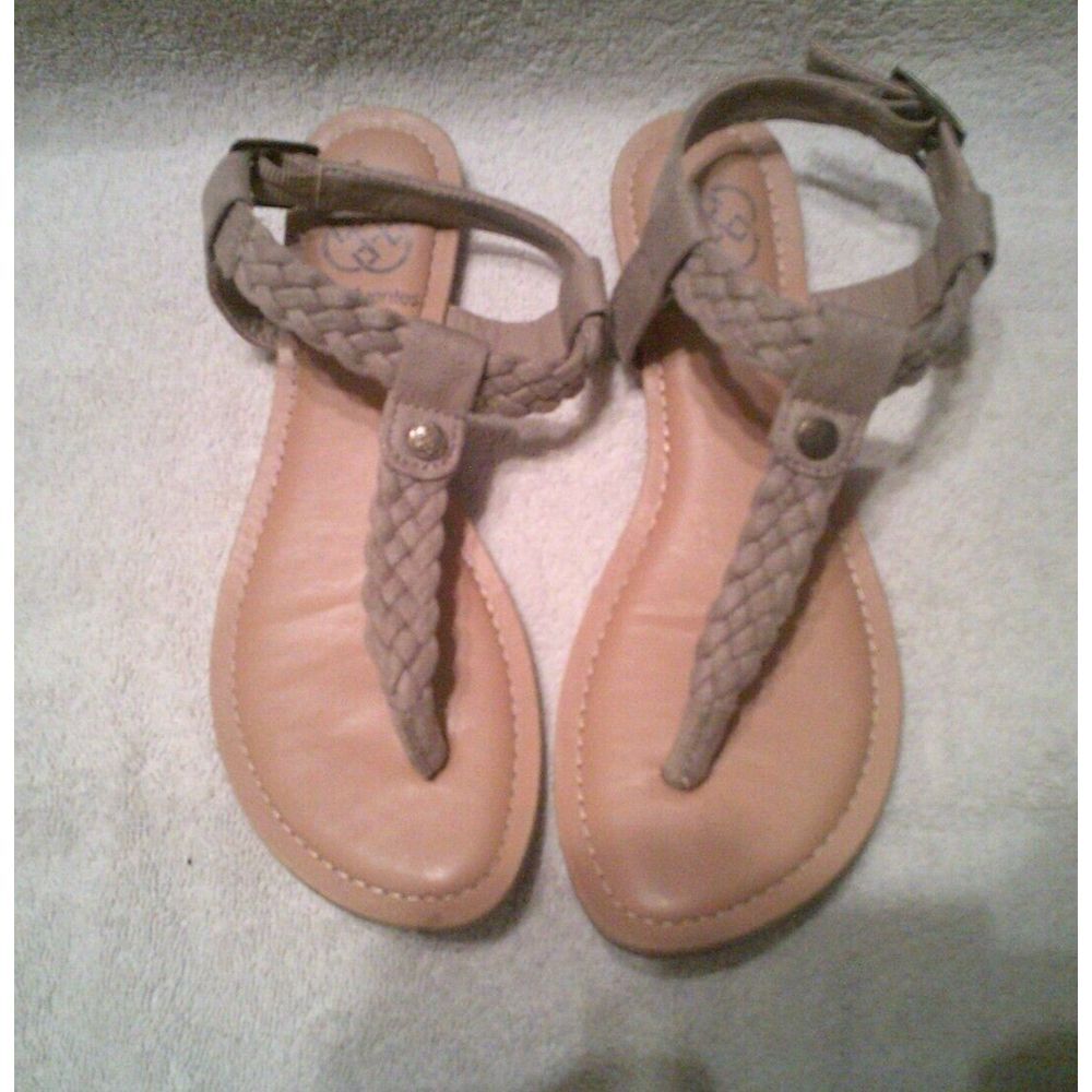 Daisy Fuentes Peri t strap sandals Size 6M Taupe